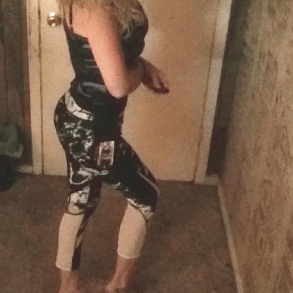 Yoga pants - Picture 2 of 4